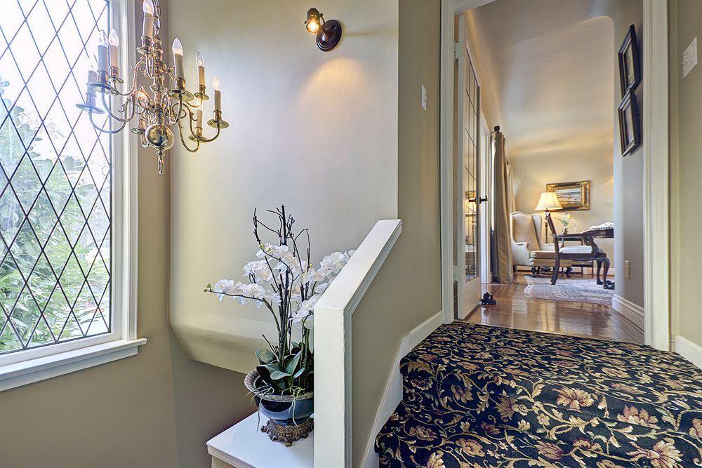 The English Bay Inn Лэнгли Экстерьер фото