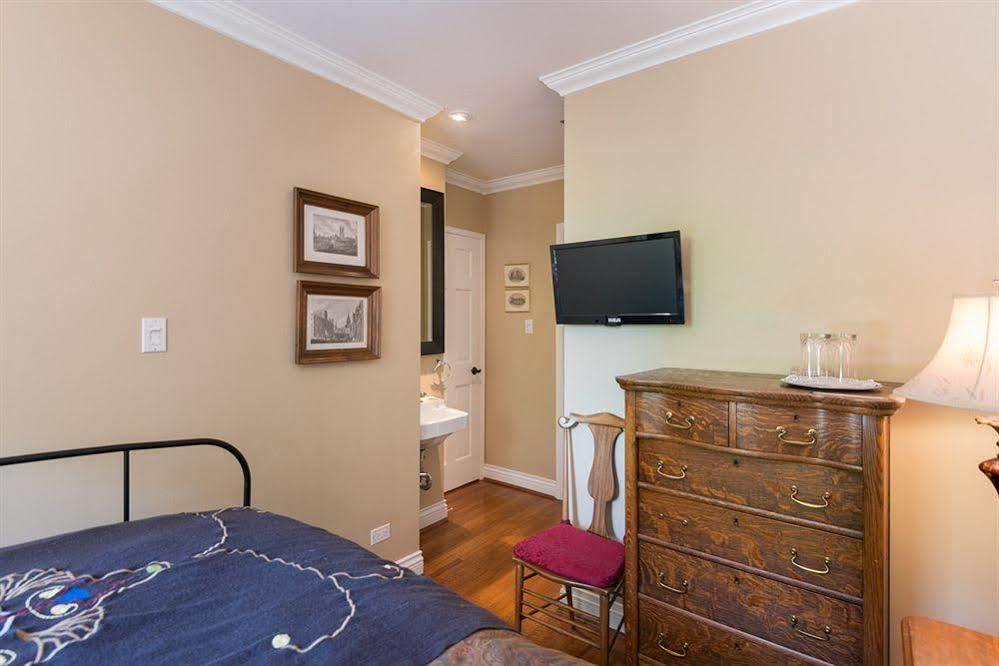 The English Bay Inn Лэнгли Экстерьер фото