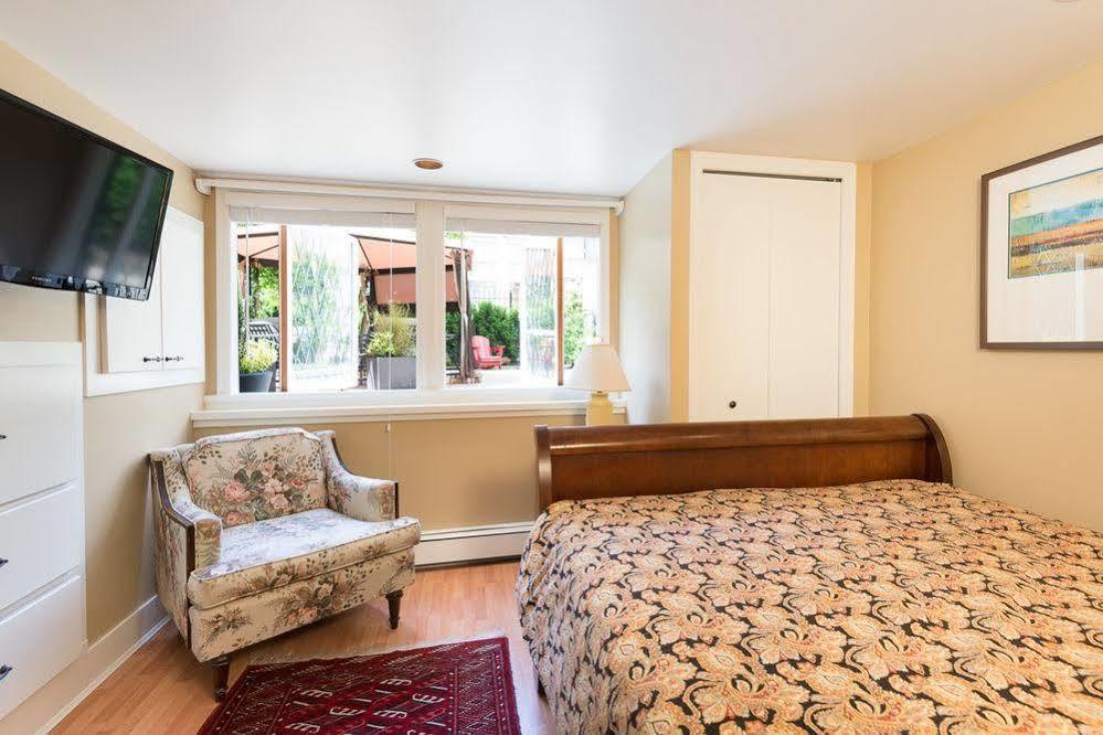 The English Bay Inn Лэнгли Экстерьер фото
